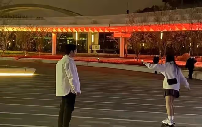 黃曉明帶葉珂公園玩滑板,疑似好事將近,網友評葉珂顏值不如楊穎