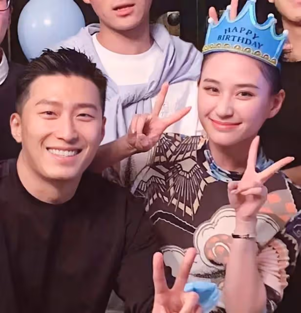 竇驍何超蓮合體出席活動,門當戶對男方不俗,何超欣避談祝福禮物