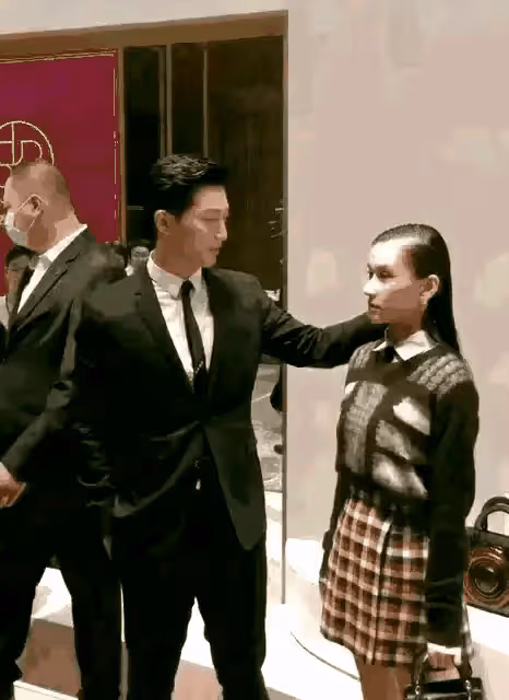 竇驍何超蓮合體出席活動,門當戶對男方不俗,何超欣避談祝福禮物