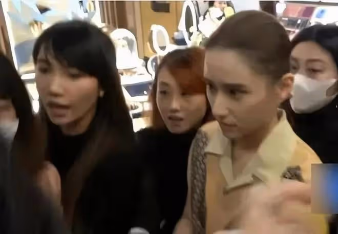竇驍何超蓮合體出席活動,門當戶對男方不俗,何超欣避談祝福禮物
