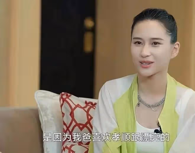 竇驍何超蓮合體出席活動,門當戶對男方不俗,何超欣避談祝福禮物