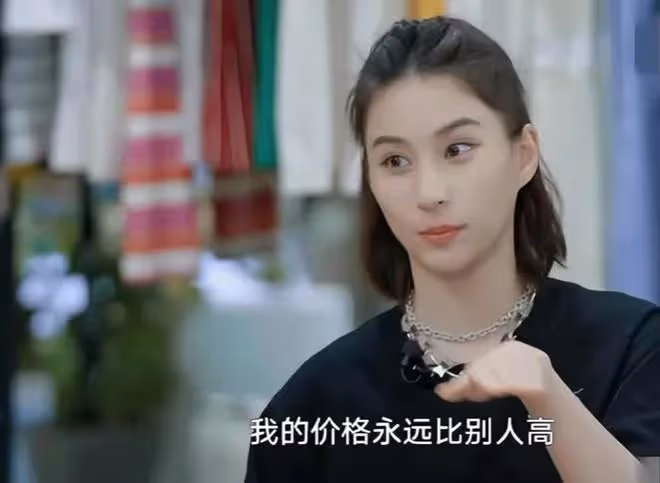竇驍何超蓮合體出席活動,門當戶對男方不俗,何超欣避談祝福禮物