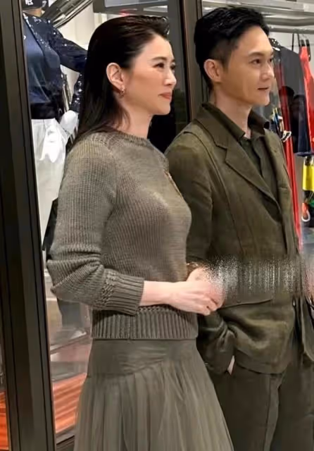 竇驍何超蓮合體出席活動,門當戶對男方不俗,何超欣避談祝福禮物