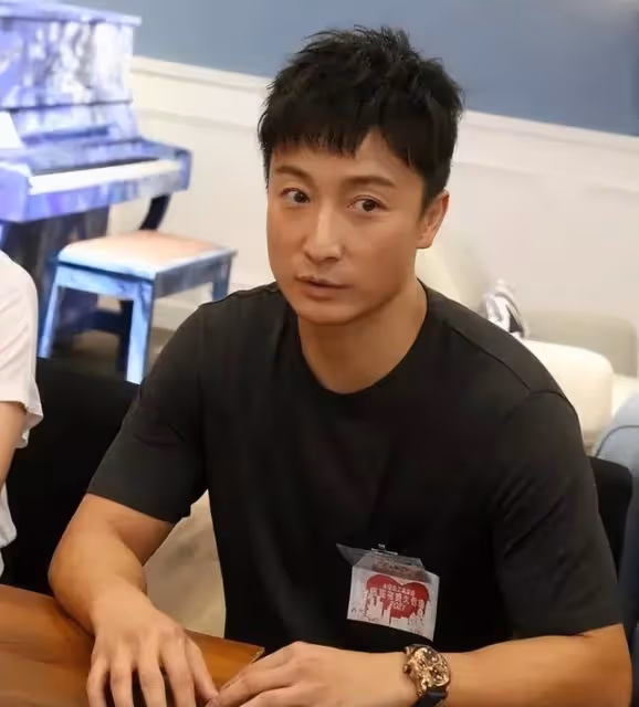 香港知名男星發照片被指消費前女友,被傳身家過億,想有個家