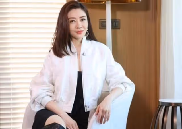 高貴大方!香港名模回家鄉南京出席活動,嫁豪門嫌貴婦生活太悶
