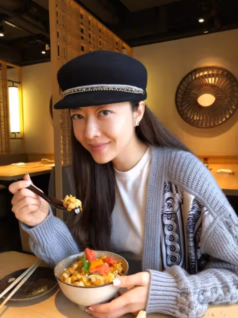 高貴大方!香港名模回家鄉南京出席活動,嫁豪門嫌貴婦生活太悶