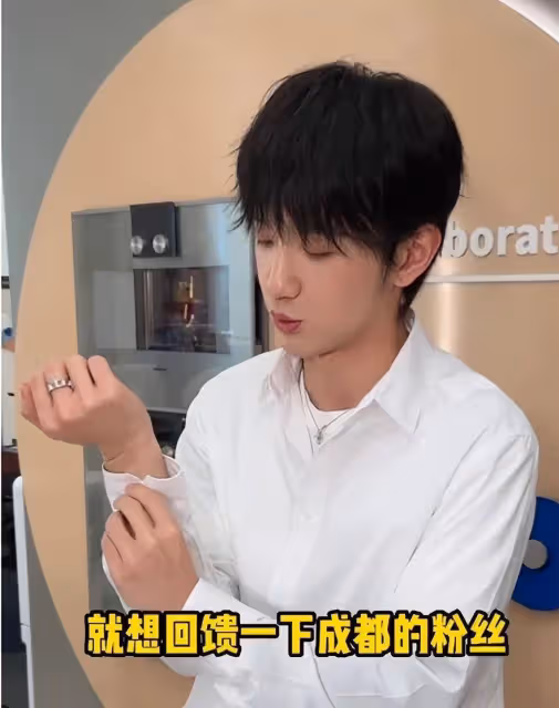 羅昊、羅成戀情曝光,哥倆帶女友約會開房,自曝爸爸愛高顏值兒媳