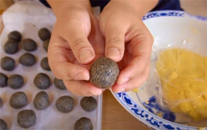 做湯圓時,和面水溫最重要,從裡到外教會你,皮薄餡大好吃好看