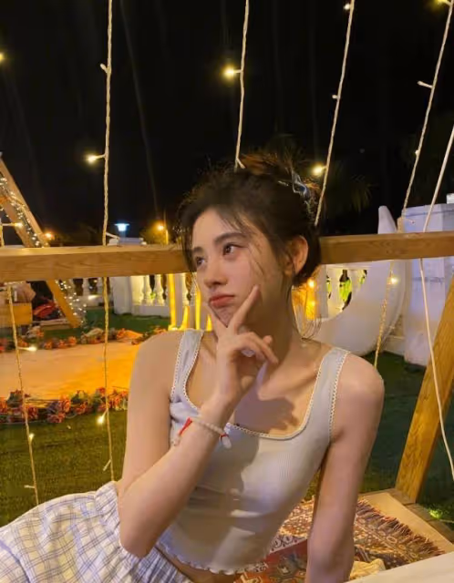 鞠婧禕曬海邊清涼照，鎖骨小蠻腰盡收眼底，終於相信她只有76斤了