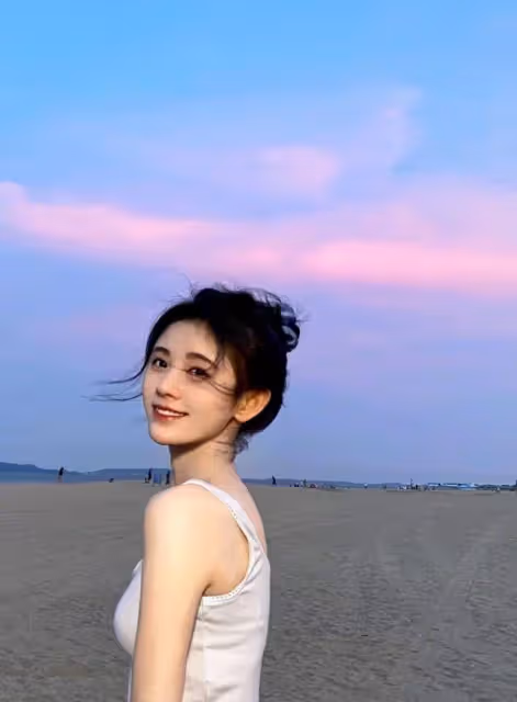 鞠婧禕曬海邊清涼照，鎖骨小蠻腰盡收眼底，終於相信她只有76斤了