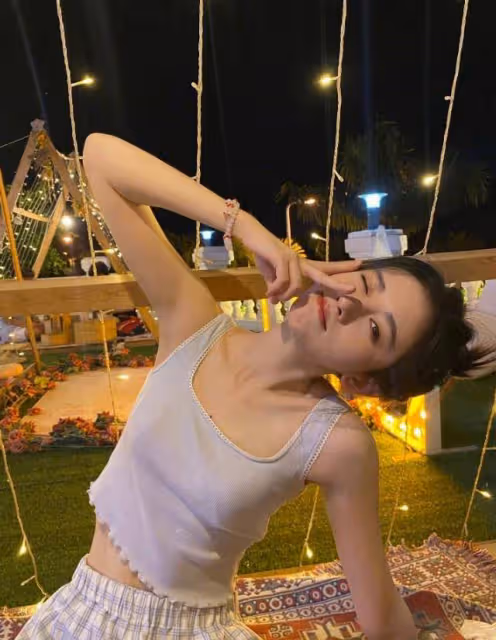 鞠婧禕曬海邊清涼照，鎖骨小蠻腰盡收眼底，終於相信她只有76斤了