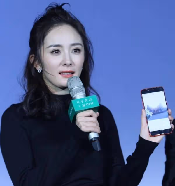 楊冪的腿原來這麼長，穿著款式保守的包臀裙，大腿還能露出一大截