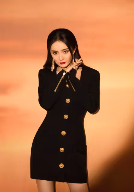 楊冪的腿原來這麼長，穿著款式保守的包臀裙，大腿還能露出一大截