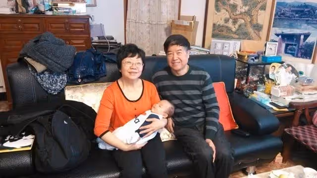 兒女同時生孩子！58歲嬤不捨女兒「第一時間先顧外孫」6年後抱孫子「他童言童語說了句話」讓人心痛