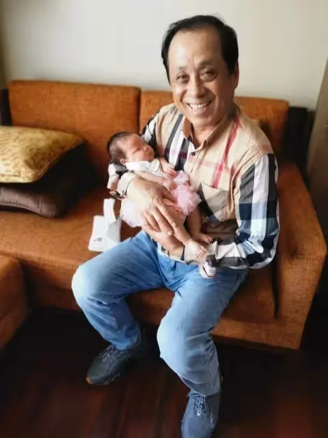 兒女同時生孩子！58歲嬤不捨女兒「第一時間先顧外孫」6年後抱孫子「他童言童語說了句話」讓人心痛