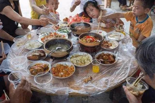 昨天小叔子結婚，婆婆和老公不讓我去，看到婚禮照片我怒提失婚！
