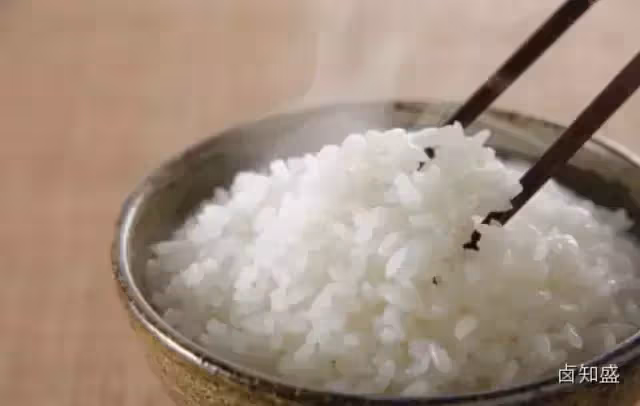 男大生每天到自助餐廳「點兩碗白飯」!離開時都會偷偷流淚 18年後再次相見「店老闆不禁痛哭」