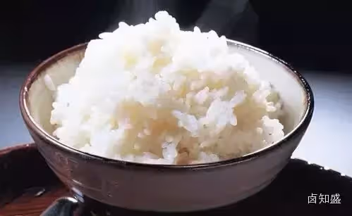 男大生每天到自助餐廳「點兩碗白飯」!離開時都會偷偷流淚 18年後再次相見「店老闆不禁痛哭」