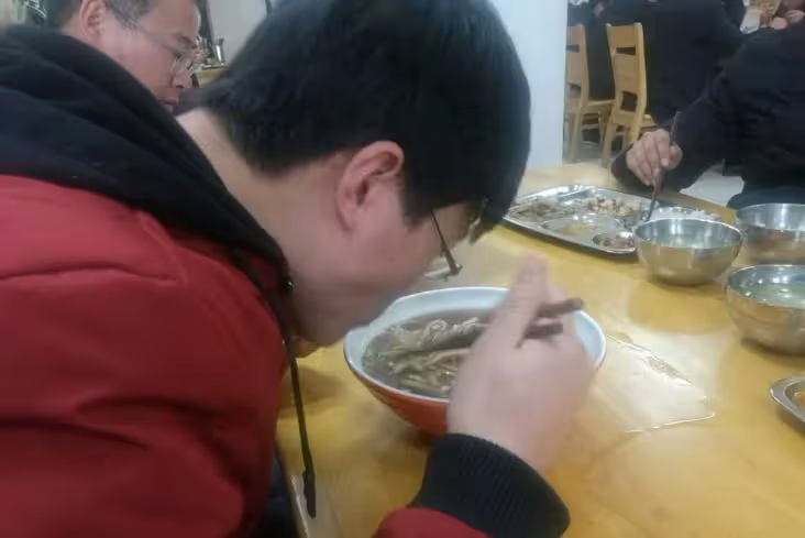 男大生每天到自助餐廳「點兩碗白飯」!離開時都會偷偷流淚 18年後再次相見「店老闆不禁痛哭」