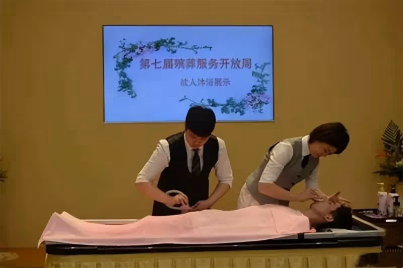 千萬不要盲目「用手觸摸逝者身體」入殮師給出忠告:「與恐懼無關」就算是最親的人也不行!