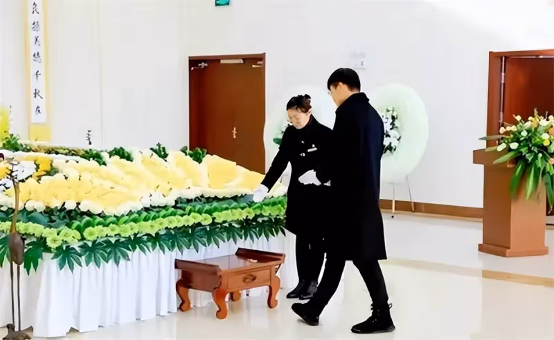 千萬不要盲目「用手觸摸逝者身體」入殮師給出忠告:「與恐懼無關」就算是最親的人也不行!