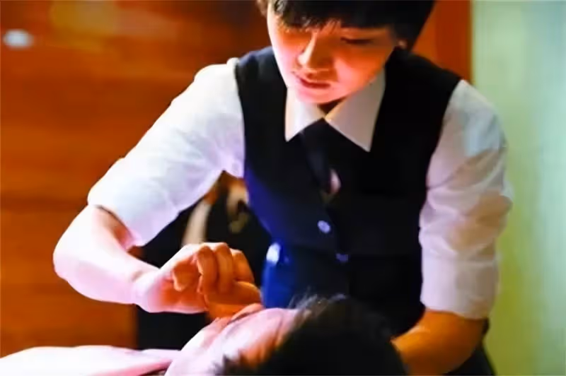 千萬不要盲目「用手觸摸逝者身體」入殮師給出忠告:「與恐懼無關」就算是最親的人也不行!