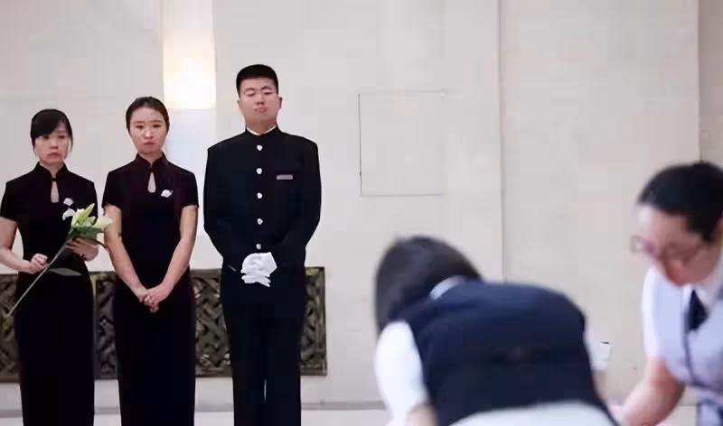 千萬不要盲目「用手觸摸逝者身體」入殮師給出忠告:「與恐懼無關」就算是最親的人也不行!