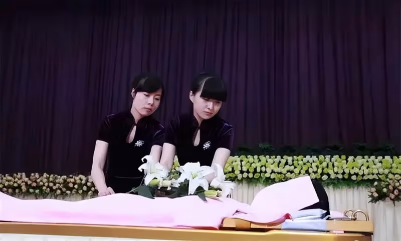 千萬不要盲目「用手觸摸逝者身體」入殮師給出忠告:「與恐懼無關」就算是最親的人也不行!