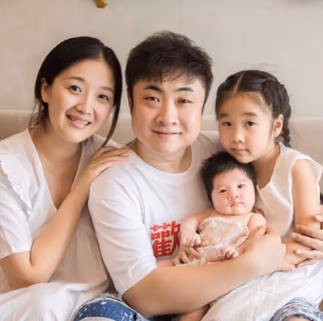 喬杉妻子曬全家福為長女慶生,9歲垛垛像爸爸,繼承喬杉小眼睛