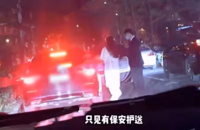 汪小菲乘坐百萬豪車帶美女回家，凌晨三點淚灑直播間，狀態憔悴