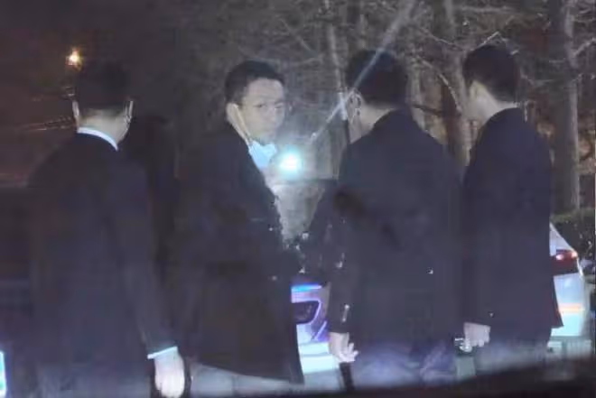 汪小菲乘坐百萬豪車帶美女回家，凌晨三點淚灑直播間，狀態憔悴