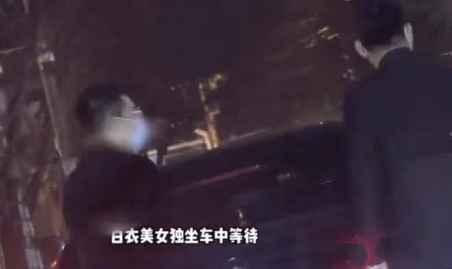 汪小菲乘坐百萬豪車帶美女回家，凌晨三點淚灑直播間，狀態憔悴