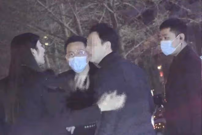 汪小菲乘坐百萬豪車帶美女回家，凌晨三點淚灑直播間，狀態憔悴