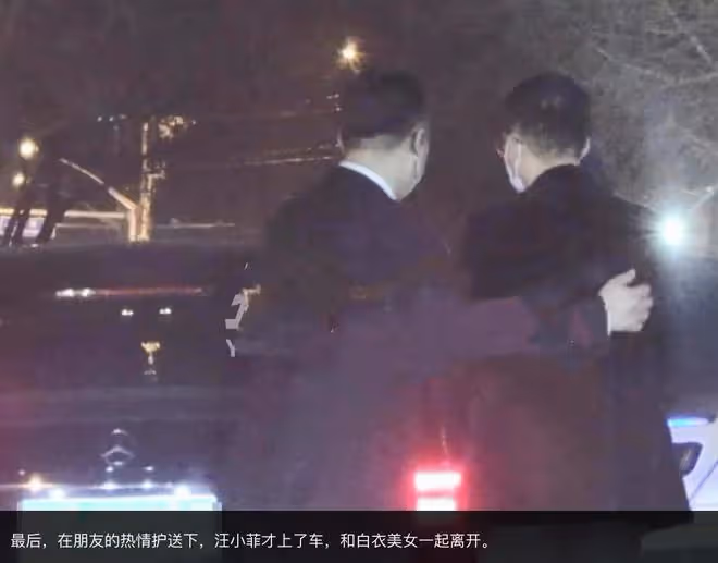 汪小菲乘坐百萬豪車帶美女回家，凌晨三點淚灑直播間，狀態憔悴