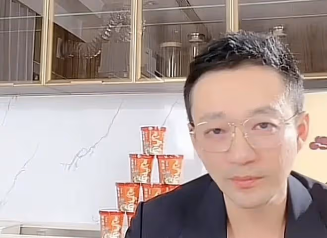 汪小菲乘坐百萬豪車帶美女回家,凌晨三點淚灑直播間,狀態憔悴