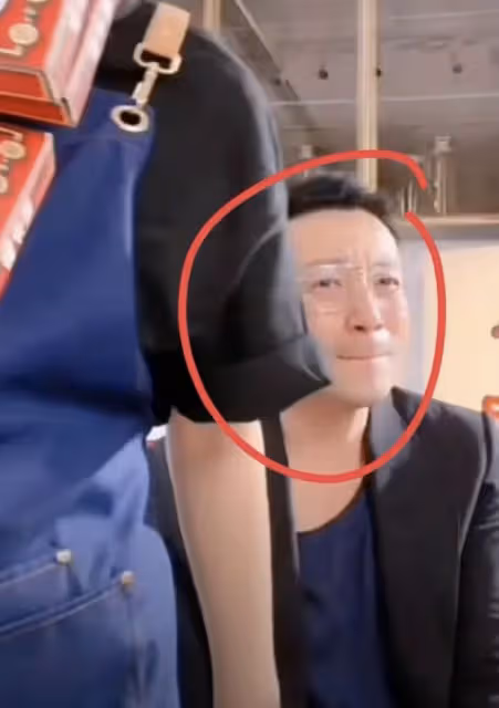 汪小菲乘坐百萬豪車帶美女回家,凌晨三點淚灑直播間,狀態憔悴