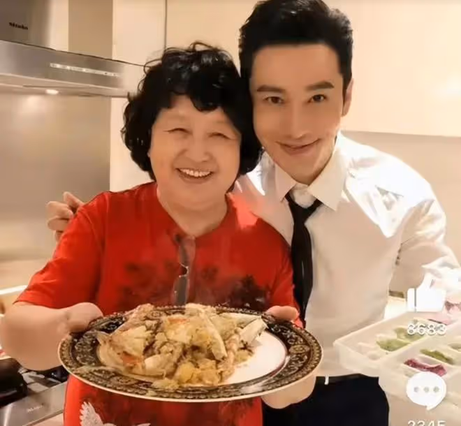 黃曉明葉珂同框照首曝光,貼身合影一起玩遊戲,早打入彼此朋友圈