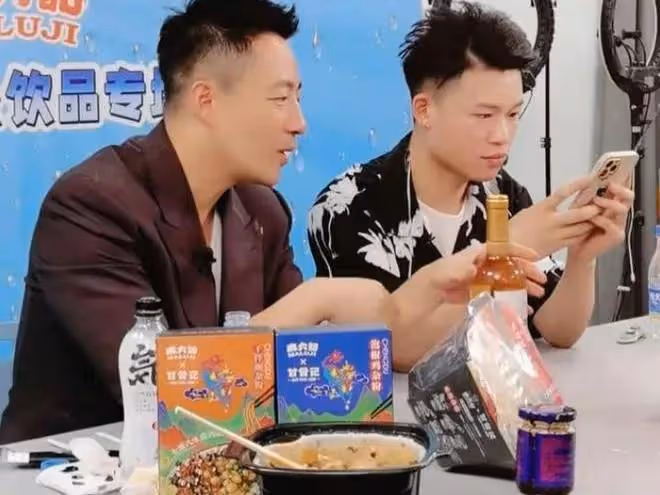 太委屈?汪小菲深夜直播崩潰痛哭,被孟賀威脅要報他與張穎穎黑料