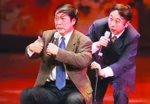 他曾經搭檔馮鞏說相聲家喻戶曉,後為了錢而散夥,折騰了大半輩子如今妻離子散