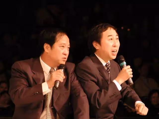 他曾經搭檔馮鞏說相聲家喻戶曉,後為了錢而散夥,折騰了大半輩子如今妻離子散