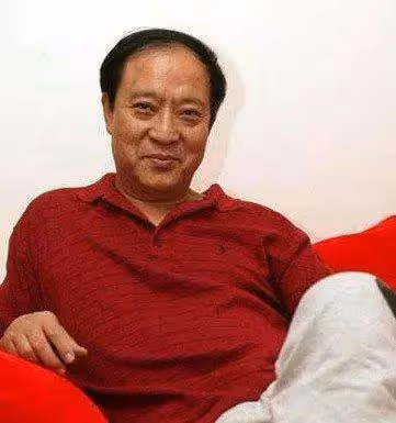 他曾經搭檔馮鞏說相聲家喻戶曉,後為了錢而散夥,折騰了大半輩子如今妻離子散