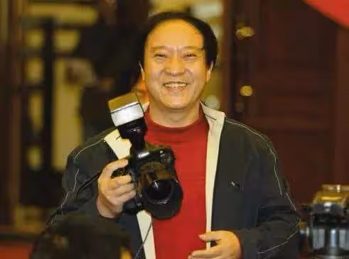 他曾經搭檔馮鞏說相聲家喻戶曉,後為了錢而散夥,折騰了大半輩子如今妻離子散
