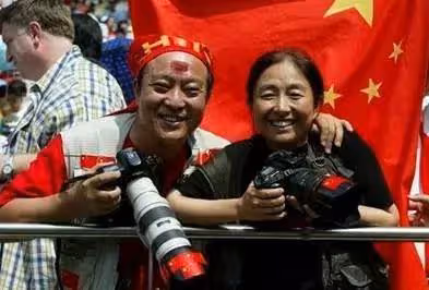 他曾經搭檔馮鞏說相聲家喻戶曉,後為了錢而散夥,折騰了大半輩子如今妻離子散