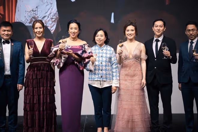 多位港星富太聚集活動，朱玲玲穩站C位，葉倩文趙雅芝共同亮相