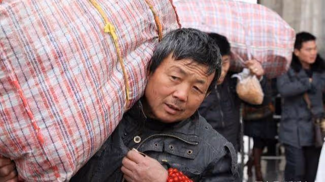 丈夫去世後 我供小叔子四年大學 再婚小叔子送的禮物 我有些為難