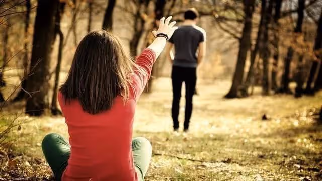 我賭氣和老婆離婚 三年後母親安排我相親 看見來人 我淚流滿面