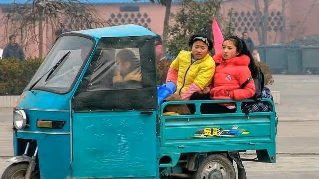 兒子出差在外 丈夫不幸患重病 親家來看望塞張卡 查餘額後流淚了