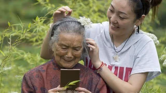 兒子接我去城裡帶孩子 無意中聽到兒子兒媳的談話 我偷偷走了
