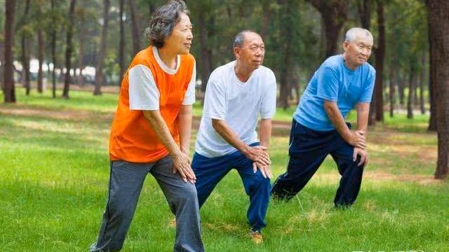 兒子接我去城裡帶孩子 無意中聽到兒子兒媳的談話 我偷偷走了