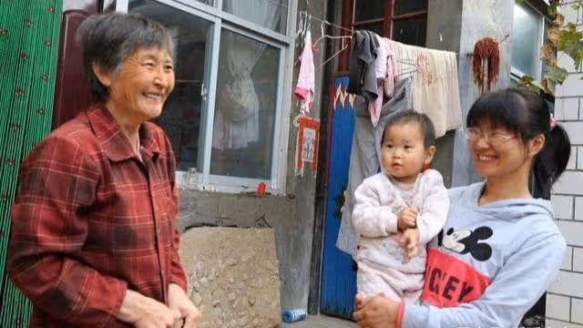 母親要錢治病 兒子不給 兒媳給了一張卡 打開後哭成淚人